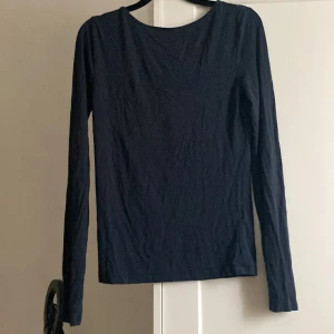 Säljer denna fina mörkblåmarina tröjan med öppet i ryggen, från 157 - Inte till användning men jätte jätte skön att ha på sig och jätte fin , köpte den för 100kr