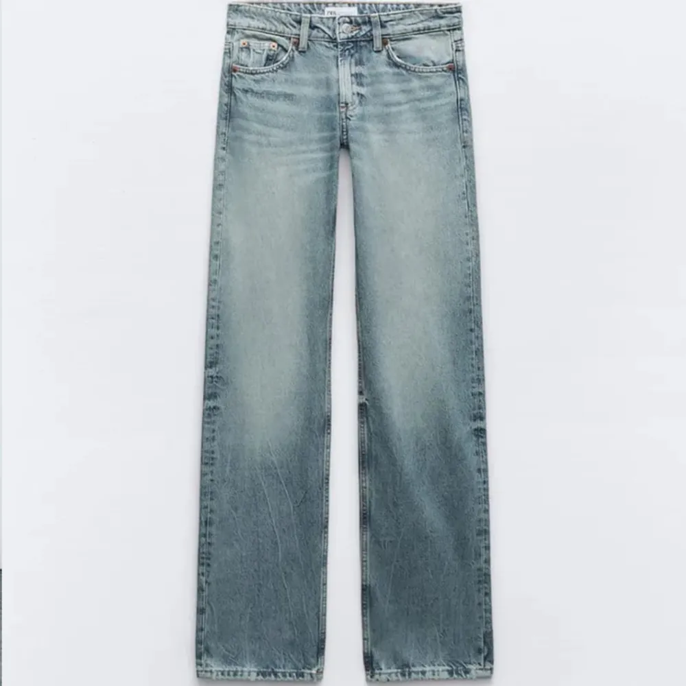 Säljer dessa as snygga zara jeans.🤍 jättebra skick, men lite slitna längst ner, men inget man märker. Sitter bra i längden på mig som är 1,66cm. Hör av er för fler bilder💋. Jeans & Byxor.