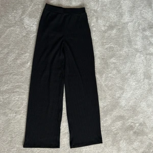 Svarta mjukisbyxor - Säljer ett par svarta mjukisbyxor från Cubus, dem är bootcut, jättesköna, dem är 29cm i midjan och 98cm i längden, passa på innan dem tar slut🖤