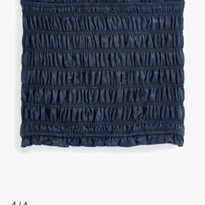 Marinblå bandeau-topp - Jättesöt tubtopp i marinblå. Väldigt söt nu till sommaren.💞 Köpte i Malaysia och därför lånade bilder. 