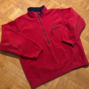 90s Helly Hansen Fleece - Har HH:s gamla logga. Grymt bra skick. Storlek L-XL.