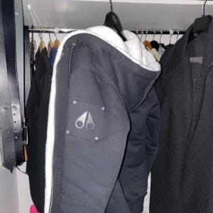 Moose Knuckles Classic Bunny - LÄS HELA BESKRIVNINGEN INNAN NI SKRIVER!!! mycket fin Moose Knuckles Classic Bunny! Top skick, inga hål, ren päls. Originalpris: 4400kr från Johnells.  Köpt 2023-10-10, har kvitto!  Endast använd i några veckor.  Hör av er vid frågor!  INGA BYTEN!!!