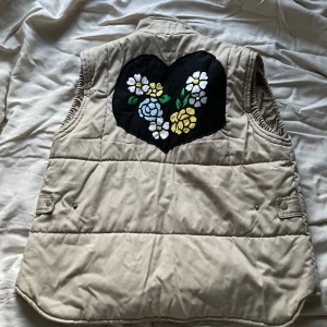 Broderad väst - Väst med broderat hjärta på baksidan. Köpt second hand i Spanien. Skick: 8/10