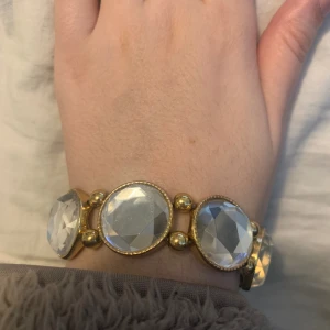 Pilgrim Armband - Fint guldigt armband från pilgrim, väl omhändertagen men används inte längre tyvärr.