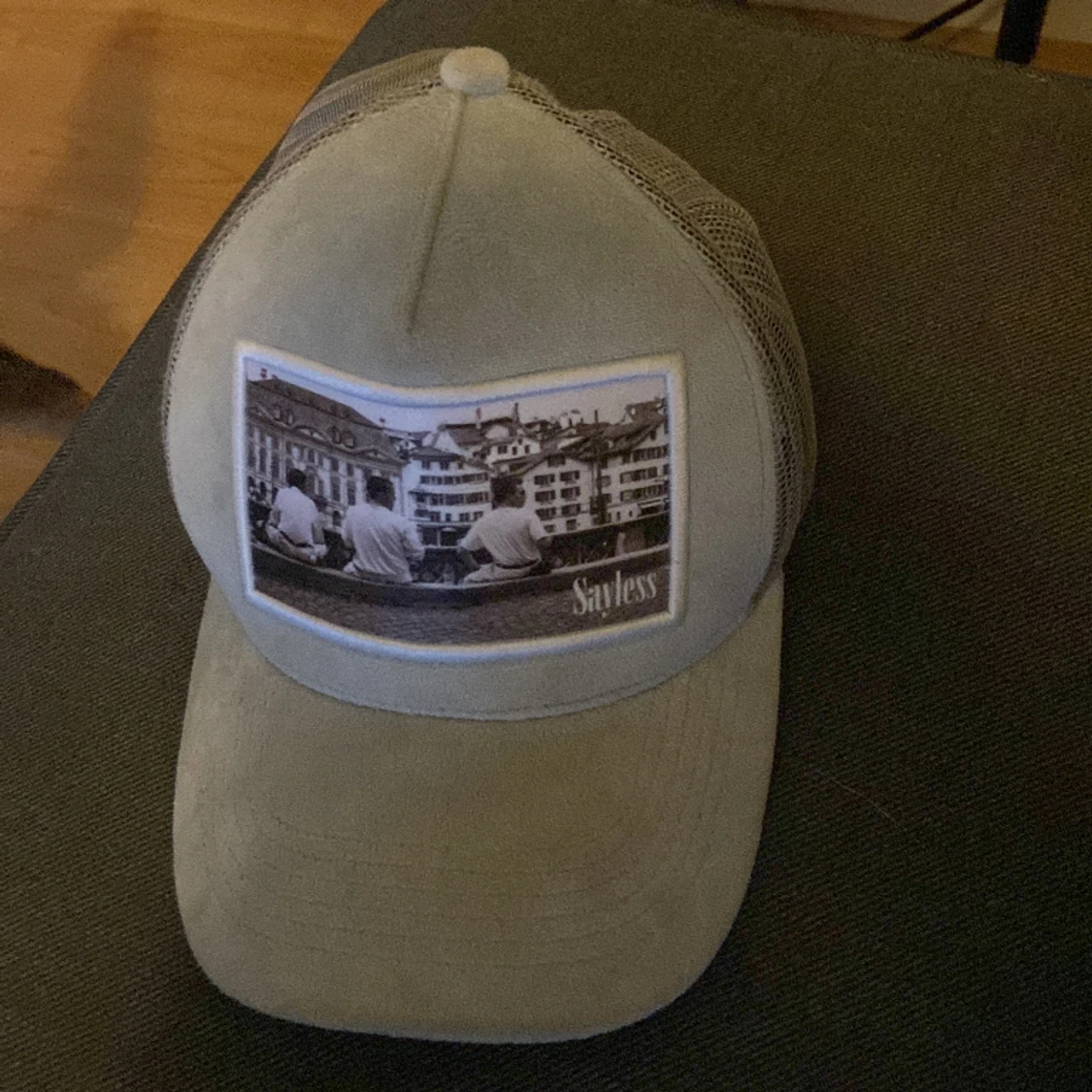 Grå Velvet keps från say less limited edition. Skicket på kepsen är 7/10. Köparen står för frakten - 90