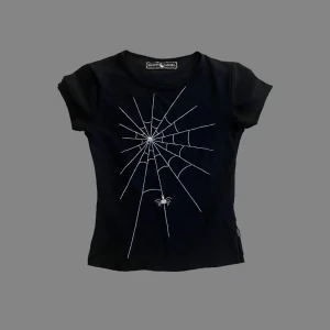 spindelväv tröja 🕸️🕷️ - jättesnygg y2k tröja från märket Beauty Angel med silver spindelväv på🕷️, har passformen baby tee! 