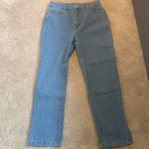 Oanvända jeans med prislappen kvar ifrån Boohoo, storlek 42