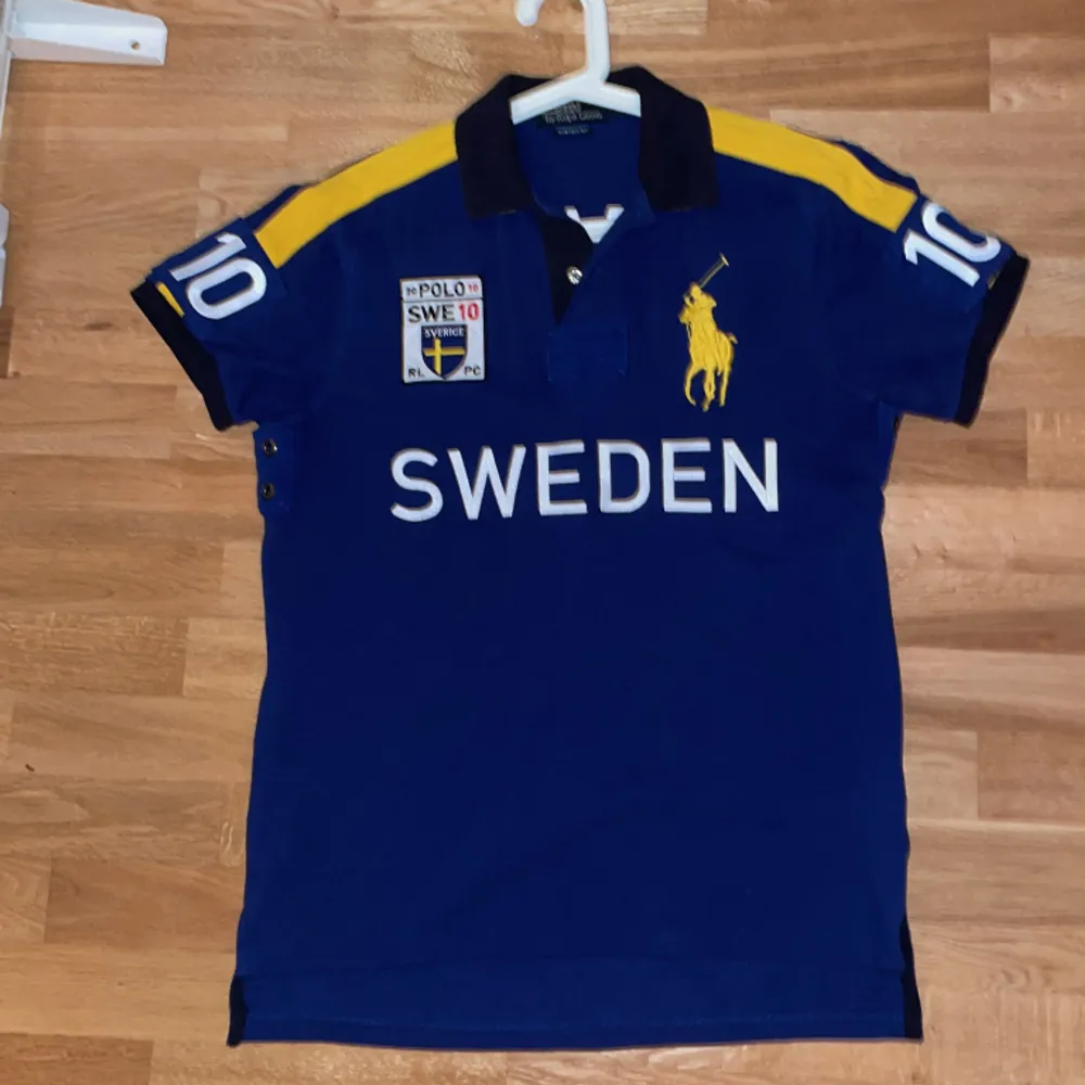 You already kno.. extremt rare Ralph Lauren Sweden polo/piké sedd på Chiefkeef och speakerknockerz 😭😭🕊️🕊️🙏🙏💯💯🇸🇪🇸🇪🇸🇪 legendary polo . T-shirts.