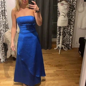 Balklänning - Säljer min balklänning som jag köpte för att ha på årets bal, då jag hittade en annan. Superfin och väldigt bra skick. Storlek 36, sitter bra på mig som brukar ha allt från XS till M. Superfina detaljer vid bröstet.  Kan gå ner i pris vid snabb affär