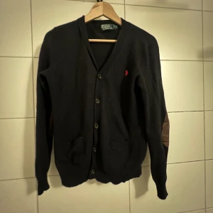 Ralph Loren cardigan - Tjena! Säljer nu min stilrena Ralph Loren cardigan till ett bra pris! Topp trend på grich! Skriv om du har fler frågor😊
