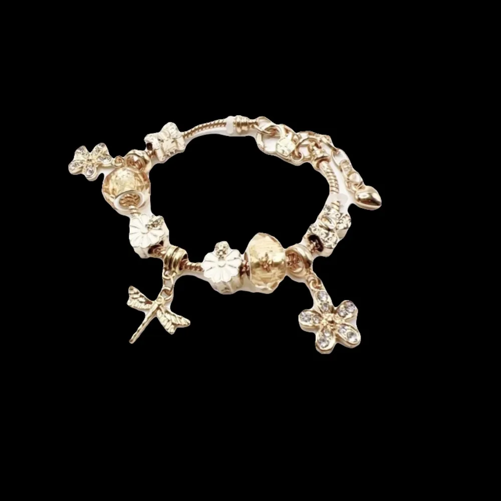 Armband liknande pandora i guld🙏🏻❤️. Accessoarer.