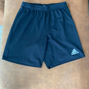 Fotbollsshorts - Är i barnstorlek men passar även xs