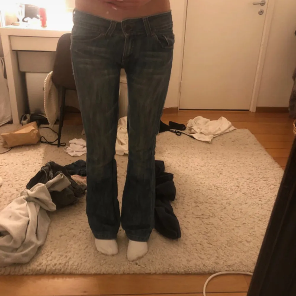 Jätte snygga bootcut jeans, insydda och knapp inflyttad så dom ska sitta tightare🥰 midjemått tvärs över 37cm innerbenslängd 78cm. 3 Lånade bilder. Jeans & Byxor.