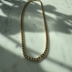 Halskedja förgylld  - Lätt kedja förgylld med fyrkantig länk. Superfint