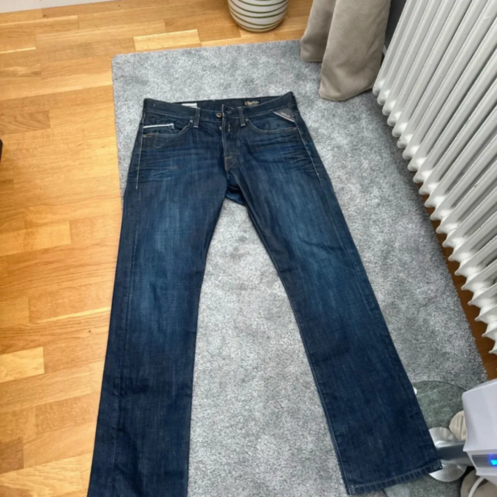 Säljer ett par Replay Waitom i storlek 32/32, skick 10/10. Bara att ställa nån fråga eller fundering ifall du undrar över något.. Jeans & Byxor.