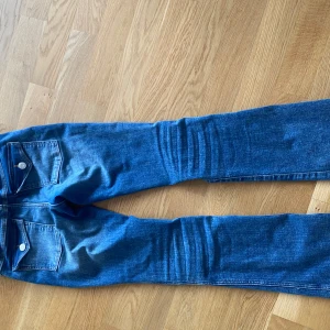 Mörkblå låg midjade bootcut jeans. - Jeans från H&M, storlek 152. De är i fint skick och är andvända några få tal gånger 💗 