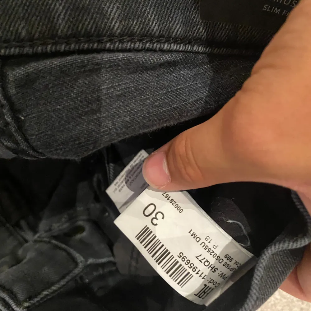 Fina Dondup jeans storlek 30 personen på bilden är 175 och väger 60. Jeans & Byxor.