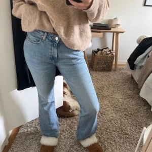 Bootcut jeans - Säljer dessa oanvända jeans från weekday i modellen Milla 
