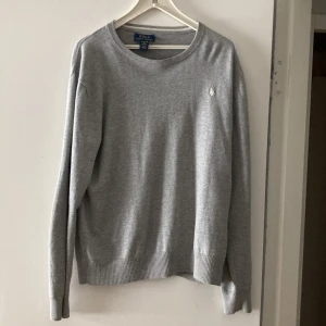 Polo raulph lauren crewneck - Polo crewneck, bra skick förutom ett litet hål i armhålan som inte syns, sitter som xs