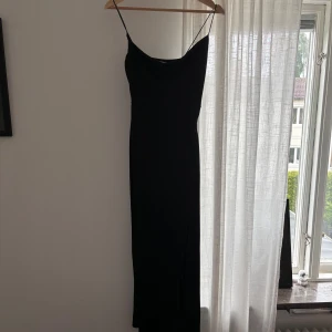 Draperad - Festklänning/ finklänning med cowl neck/ draperad hals. Figurnära med tunna axelband och dragsko vid höften (bild 2) använd en gång! skriv om ni har frågor 💕 