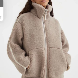 Teddy jacka  - Sjukt fin och populär från H&M. Superfint skick! Oversize i storlek