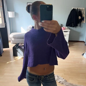 Lila stickad tröja  - Säljer denna coola tröjan då den inte kommer till användning! Pris kan diskuteras💕