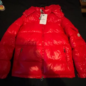 Moncler jacka röd - Säljer en helt ny moncler jacka storlek XL
