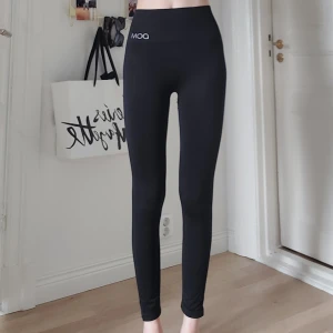 DOM träningstights - Fina träningstights, är lite för korta för mig. Tightsen har lite defekter, loggorna är inte helt perfekta sen har tightsen ett litet hål nära grenen. Jag satte en blå yta bakom så att man ser hålet. Pris kan diskuteras