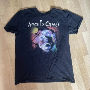 Alice in chains t shirt - En alice in chains t shirt med albumet facelift på framsidan. Fint skick. 100% bomull