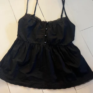 Svart topp - Jättesöt svart topp men fina detaljer! Helt ny ändats testad och prislappen är kvar, nypris 250 säljer för 150🙌💗