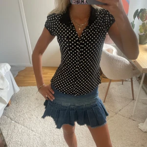 Prickig topp - Så snygg prickig topp! Krage och ficka  fram🧡🧡