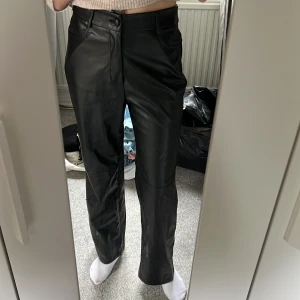 Svarta skinn byxor  - Snygga skinn byxor, storlek S