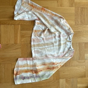 Croptop med vida ärmar HM - Oanvänd och i kanon skick 