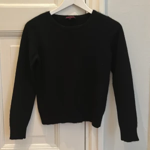 Svart kashmirtröja - Svart kashmirtröja från Indiska. Storlek S men skulle säga att den är mer som en XS.