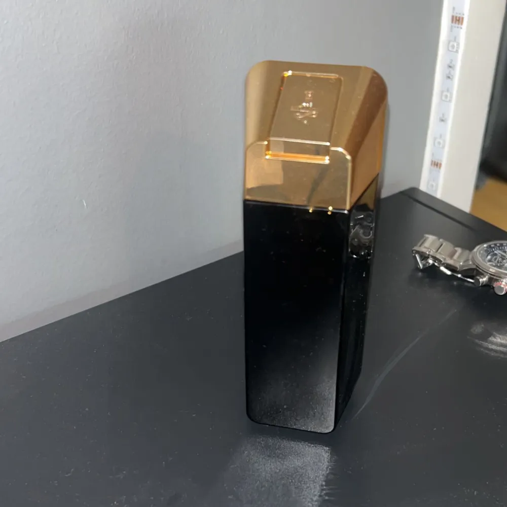 Säljer nu denna One million edt 100ml. Otroligt fin maskulin doft som lägger sig fint på huden. Hör av er vid frågor.(kan gå ner i pris vid snabb affär)Köpt för 800kr :). Parfym.