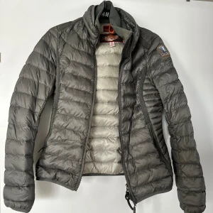 Parajumpers  - Parajumpers som är de perfekta plagget att bära i mellanperioder när du behöver något lätt men värmande. Den lätta fyllningen på framsidan samt det mer ventilerande jersey-tyget baktill ger denna jacka dig en perfekt kombination mellan värme och vent