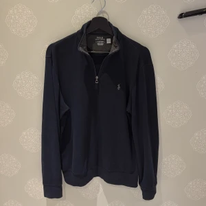 Polo ralph lauren half zip hoodie - Säljer tröjan för jag inte använder den längre. Tröjans skick är 9/10 Storlek 170 så typ s Ny pris 2095kr