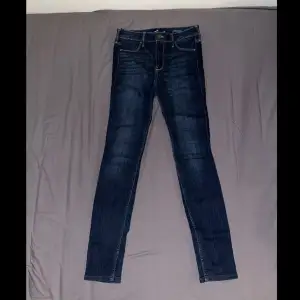 Hollister Jeans i storlek W27/L28. Inga hål eller skador.