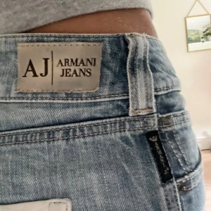 Vintage Armani jeans - Low waist bootcut Armani jeans i bra skick. Dom är vintage och därför inte i nyskick, köpa i Paris och säljer pga för stora för mig. Midjemått 42. Innerbenslängd 84