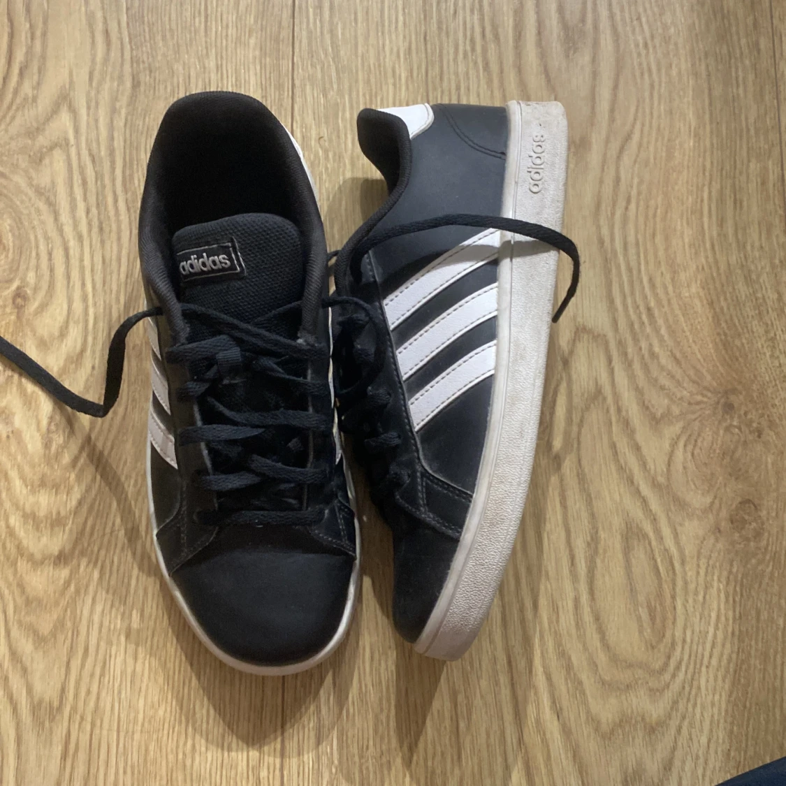 Svarta Adidas sneakers med vita ränder - 91