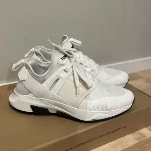 Tja, säljer just nu dessa riktigt snygga och schyssta Tom Ford sneakers. Nypriset på dessa är runt 8000kr och vårt pris är endast 2499kr