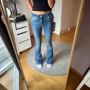 Jeans Only - Säljer dessa bootcut jeansen från Only. De är storlek 32/XS och i väldigt bra skick. Jeansen är väldigt stretchiga och i ett skönt lättare material om ni förstår vad jag menar. Skriv om ni har några frågor🫶