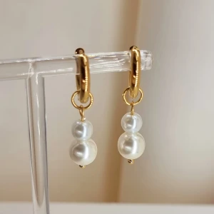 Handgjorda örhängen  - Handgjorda örhängen●Följ :@ekjewelryofficial🤲 ● 💎Material- 100% rostfritt stål  och pärlor ●Örhängeskrokar -rostfritt stål. Nickel fri. Längd -3,5cm. Vattentåliga, ändrar inte färgen! 