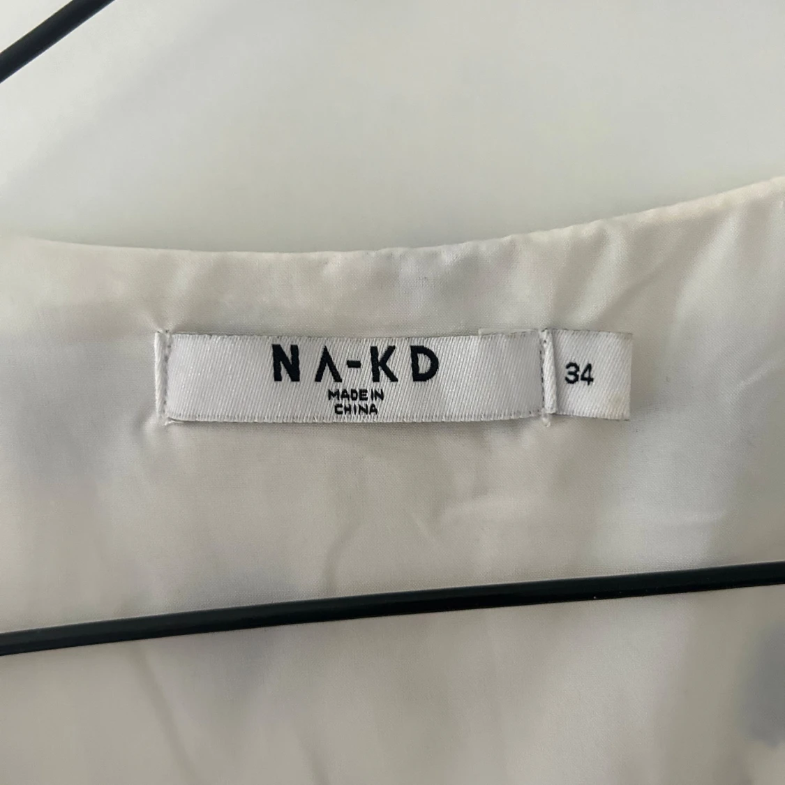 Blommig omlottklänning från NA-KD - 91