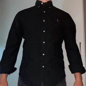 Ralph Lauren skjorta - Säljer min svarta Ralph Lauren skjorta som köptes in på Nk och är sparsamt använd. Nypris 1299kr. Hör av er vid frågor!