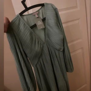 Grön klänning säljes!😇  - Grön klänning säljes ifrån hm i storlek M.  Helt oanvänd med prislappen på☺️. Nypris: 299 kr. Mitt pris: 220 kr✨