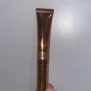 Cream Highlighter från Revolution - Cream Highlighter från Revolution i färgen Aight ! Använt några gånger och det finns typ jag tror mer än halva kvar. Står för frakten!!! Dma mej om du är intresserad!