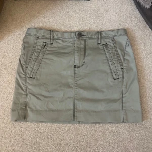 Kjol - En jättefin kjol från diesel i en grön/beige färg. Den är i storlek 25 vilket jag skulle säga är ungefär xs💕