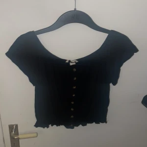 Svart topp - Svart topp från Hm, har en svag resår längst ner. Storlek M