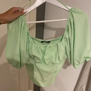 Gina topp - Supersöt ljusgrön topp från gina. Jätte fint skick och luftigt och skönt material